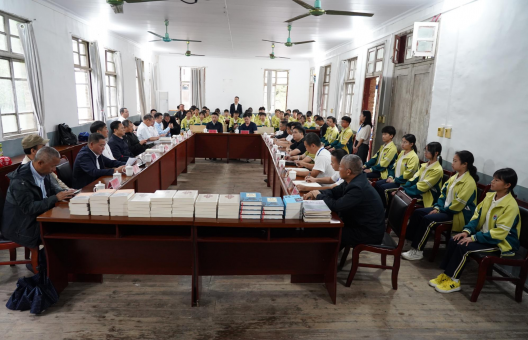 州關(guān)工委、州革命老區(qū)促進(jìn)會、州水投集團(tuán)關(guān)工委聯(lián)合愛心人士赴從江縣第六中學(xué)開展“書香護(hù)新苗，關(guān)工筑未來”捐贈活動